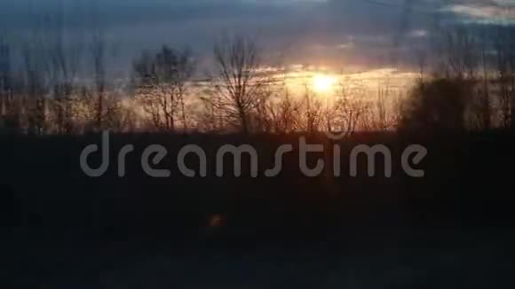 火车窗景带着强烈的日落光线视频的预览图
