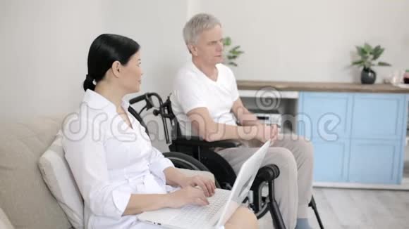 护士照顾残疾人视频的预览图
