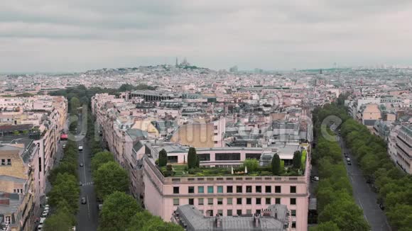 从上面可以看到蒙马特波西米亚地区的屋顶巴黎法国慢动作城市景观车视频的预览图