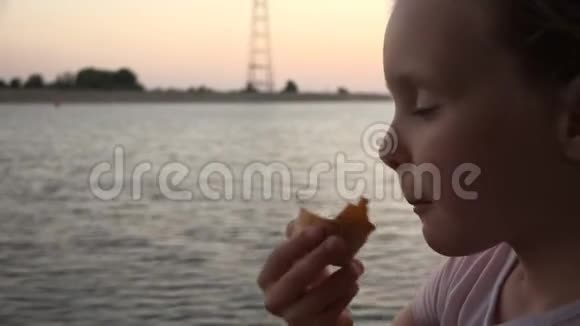 一个女孩坐在船上吃着冰淇淋望着远处视频的预览图