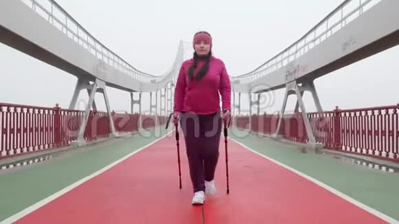 北欧式步行年轻胖乎乎的白人女人和北欧两极徒步旅行前线跟随者视频的预览图
