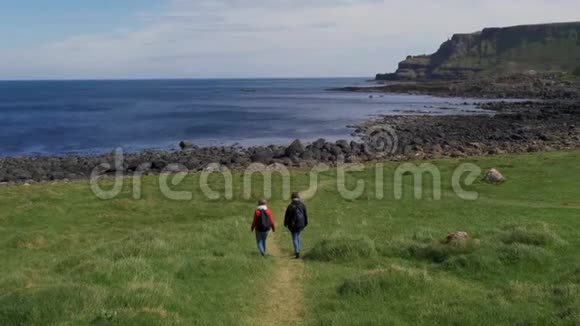 两名女孩前往北爱尔兰的巨人铜锣视频的预览图