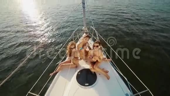 女孩们在游艇上享受假期视频的预览图