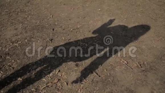一个女孩走在路上的影子慢悠悠的女孩的影子视频的预览图
