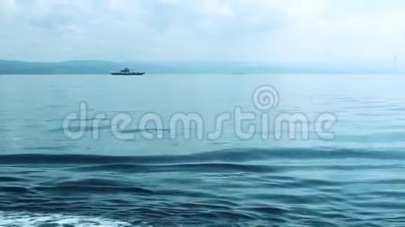 乘渡船出海遥远的维耶与蓝天视频的预览图