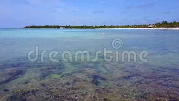 空中无人机射击飞越美丽的海湾从鸟瞰海岸景色摄像机看着远处视频的预览图