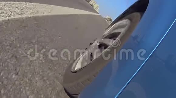 在沥青城市道路上行驶的汽车车轮出租车服务优质轮胎视频的预览图