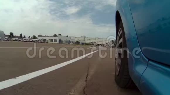 蓝车在室外沥青汽车上通过驾驶执照考试视频的预览图