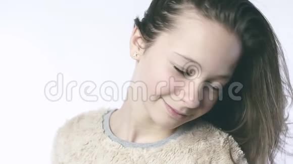 年轻女孩的成人形象在白色背景上慢动作的漂亮女孩视频的预览图