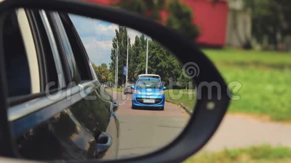 蓝色汽车停在路边开着应急灯后视窗交通视频的预览图