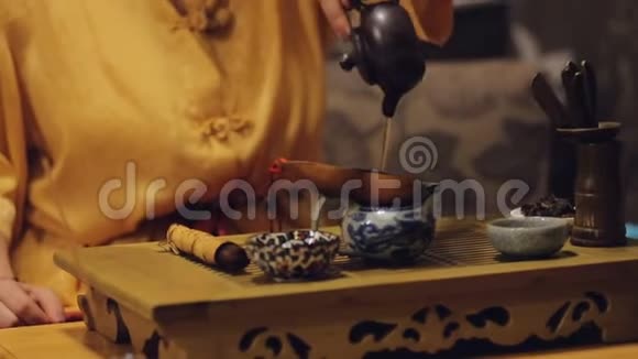 东方女性泡凉茶欧洲游客中国文化活动视频的预览图