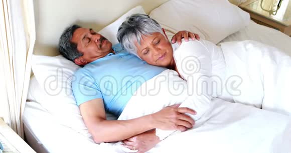 年长夫妇睡得很安稳视频的预览图