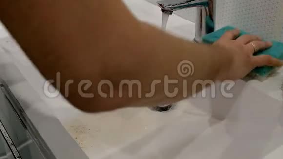 这是一个男人洗鞋的镜头视频的预览图