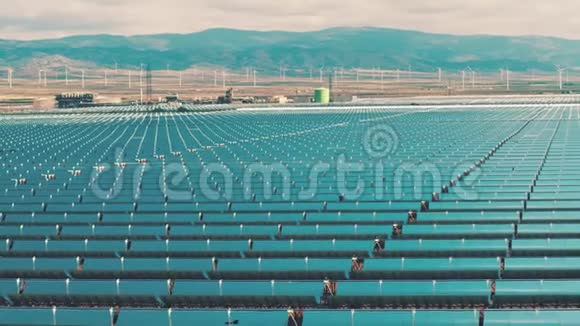 西班牙太阳能发电厂和风电场鸟瞰图清洁能源生产视频的预览图