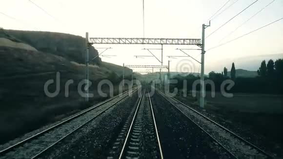 旅客列车减速并停在铁路上视频的预览图
