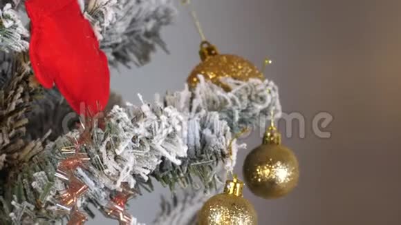年轻的女人吃r圣诞树用闪烁的灯明亮的球和发光的玩具装饰圣诞前夜视频的预览图