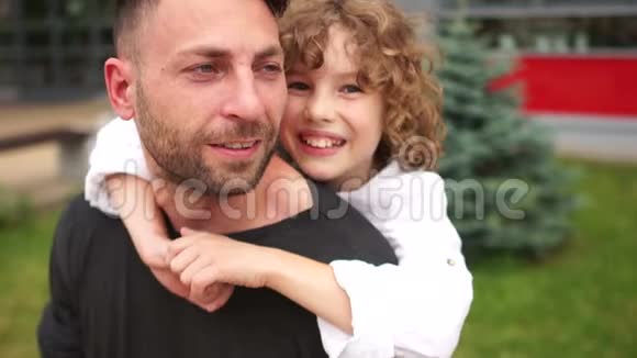 儿子和父亲一个男人谈话一个男孩在父亲耳边低语一个幸福的家庭概念男孩的教育视频的预览图