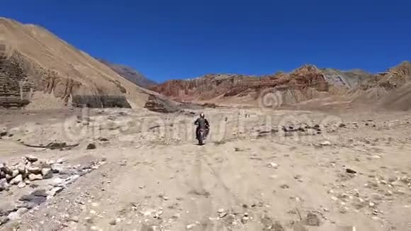 摩托车手骑着车穿过西藏高原视频的预览图