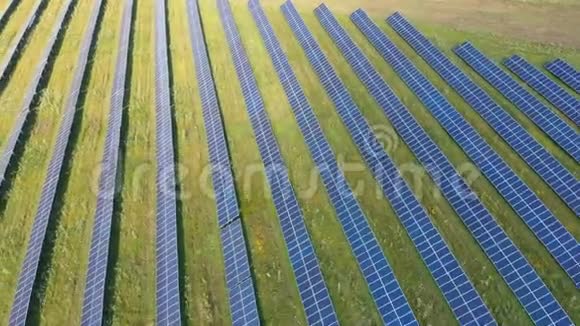 太阳能电池板农场空中生态能源视频的预览图