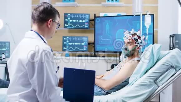 神经科中心戴脑电波扫描耳机的病人视频的预览图