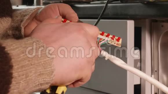 汉德曼用切箱刀切割洗碗机修理的一个细节视频的预览图