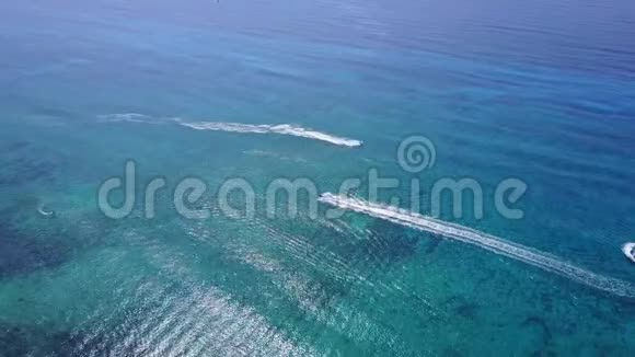 空中无人机射击从上面的水上滑板车从鸟的视野绿松石水景珊瑚海岸视频的预览图
