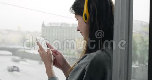 无线耳机的女人和朋友聊天视频的预览图