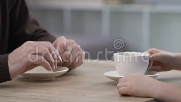 爷爷和孩子聊天喝茶花时间在一起交流视频的预览图