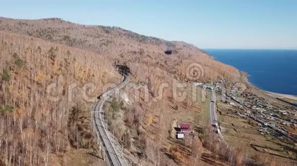 冬季飞行无人机跟随跨西伯利亚铁路旅客旅游列车附近贝加尔湖电影专业视频的预览图
