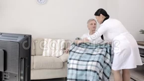 护士照顾残疾人视频的预览图
