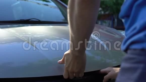 开着车盖的家伙看起来很无助发动机过热问题保险视频的预览图