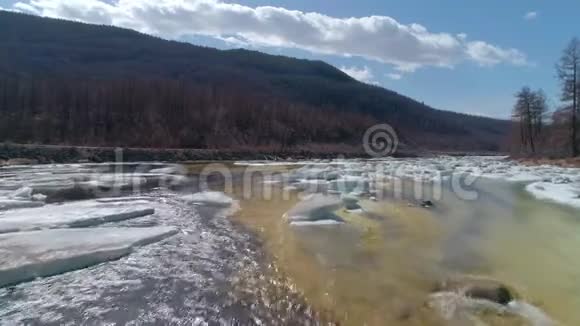 春天飞过融化的河流冰盖视频的预览图