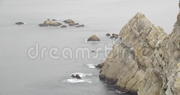 最后一个悬崖底部的中等视野海水撞击岩石视频的预览图
