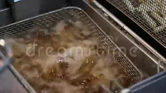 小吃在油炸中煮视频的预览图