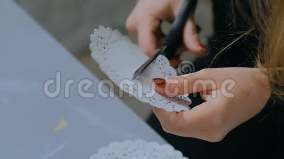 专业女性装饰师设计师剪纸图案视频的预览图