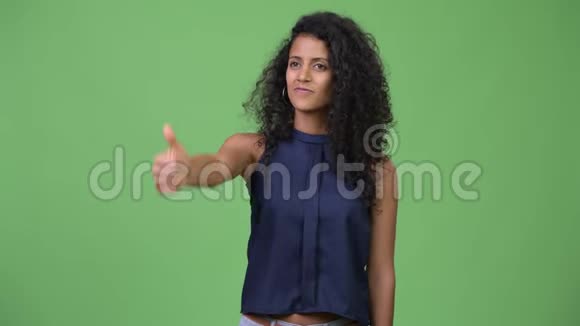年轻漂亮的西班牙女商人竖起大拇指视频的预览图