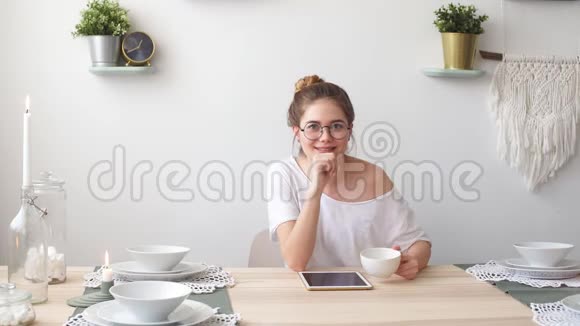 年轻快乐的女人喜欢喝热咖啡女孩花时间喝茶视频的预览图