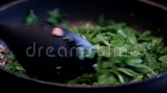 在炒锅里搅拌蔬菜视频的预览图