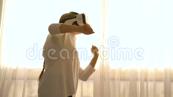 漂亮的年轻女性戴着虚拟现实眼镜跳舞视频的预览图