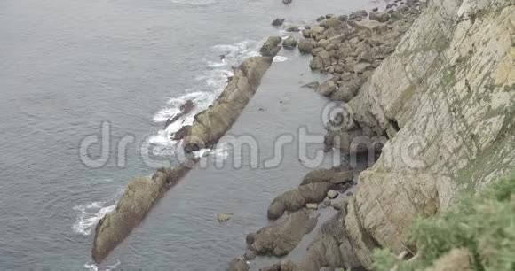 最后一个悬崖底部的中等视野海水撞击岩石视频的预览图