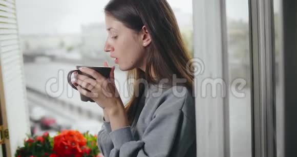 浪漫的女孩喝着热卡布奇诺视频的预览图