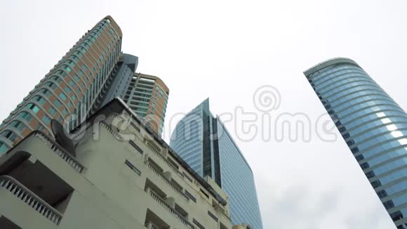 以天空为背景的市中心现代写字楼景观视频的预览图