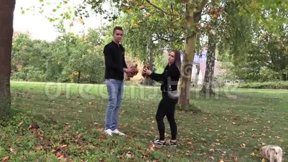 一个女孩和一个男人在公园散步吐秋叶视频的预览图