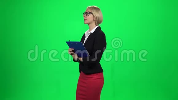手里拿着平板电脑的女商人绿色屏幕视频的预览图