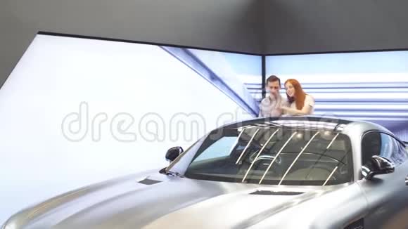 幸福的一对夫妇选择了第一辆了第一辆家用汽车视频的预览图
