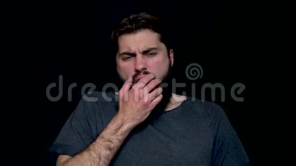 熟睡的小胡子男人打着哈欠用手闭上嘴在背景上孤立无援有胡子的家伙在打哈欠视频的预览图
