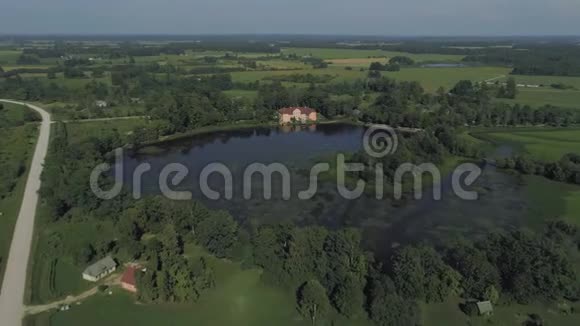 欧洲湖边的老庄园4kDrone射击视频的预览图