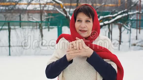 女人在冬天温暖双手视频的预览图