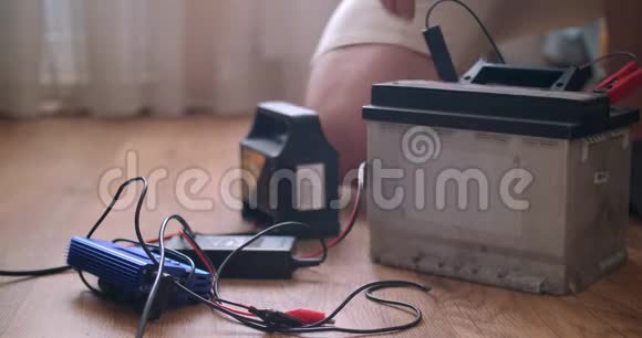 人在家充电汽车电池视频的预览图