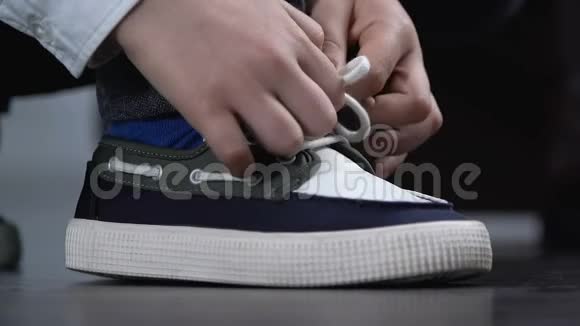 学校男生系鞋带时髦的青少年运动鞋舒适的鞋子视频的预览图